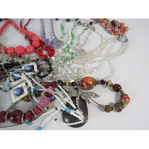 574 - Good selection of modern and vintage costume jewellery.