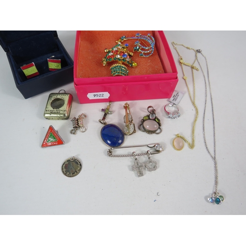 580 - Mixed jewellery lot to include Sterling silver ring and pendants, Butler and Wilson brooches etc.