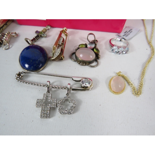 580 - Mixed jewellery lot to include Sterling silver ring and pendants, Butler and Wilson brooches etc.