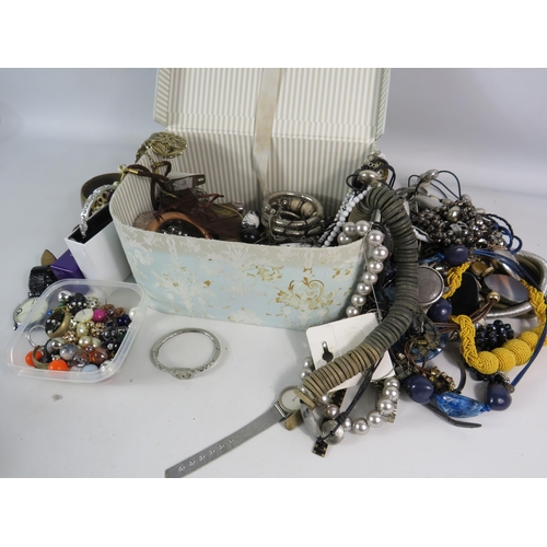 582 - Mixed lot of costume jewellery and ladies wristwatches etc.