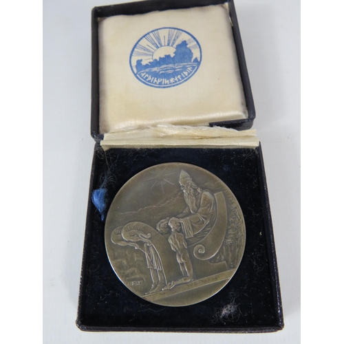 1381 - 1000 years of Althing 925 silver 1930 Icelandic 10 Kronur coin / token in original box. 35 grams