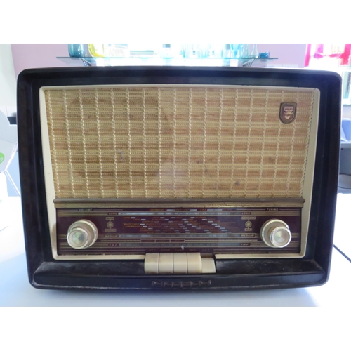 1557 - Vintage Philips bakelite radio, working condition unknown.