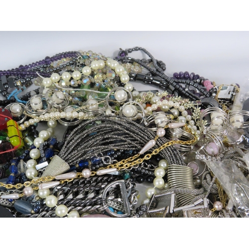 427 - 4.5 kilos of costume jewellery.