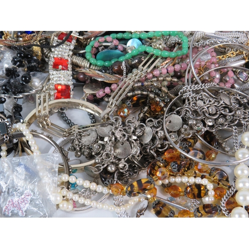 427 - 4.5 kilos of costume jewellery.