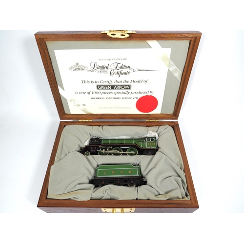 462 - OO Gauge Bachmann 31-550 V2 Limited edition Green Arrow in wooden display box with certs.