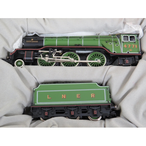 462 - OO Gauge Bachmann 31-550 V2 Limited edition Green Arrow in wooden display box with certs.