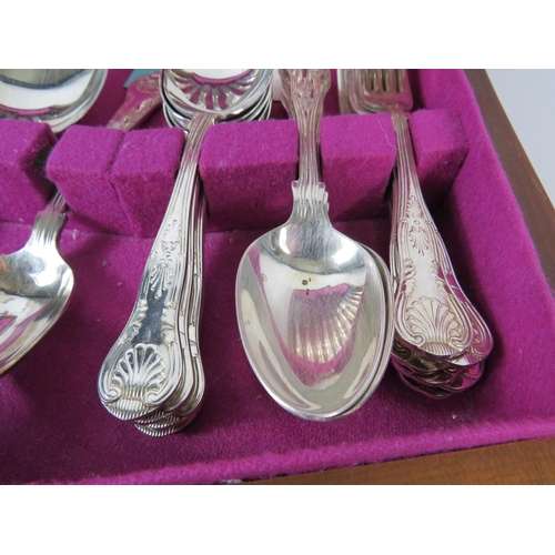 468 - Vintage cutlery set in the Kings pattern in a wooden case.