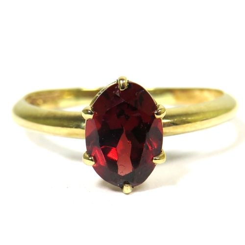 312 - 9ct Yellow Gold Ring set with an Oval Central Garnet (8 x 6mm)  Finger size 'M-5'   1.7g