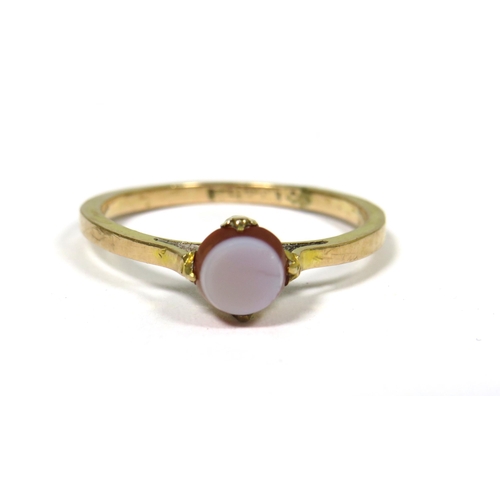 318 - 9ct Yellow Gold Ring set with a central Circular Sardonyx of 5mm Diameter. Finger size 'M'    1.4g