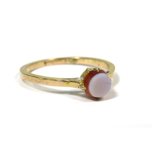 318 - 9ct Yellow Gold Ring set with a central Circular Sardonyx of 5mm Diameter. Finger size 'M'    1.4g