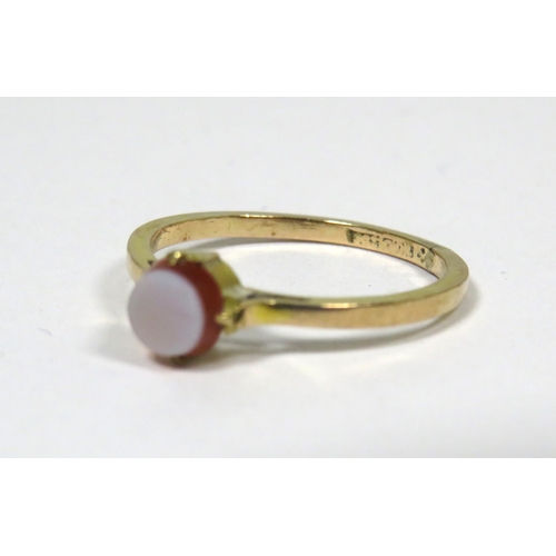 318 - 9ct Yellow Gold Ring set with a central Circular Sardonyx of 5mm Diameter. Finger size 'M'    1.4g