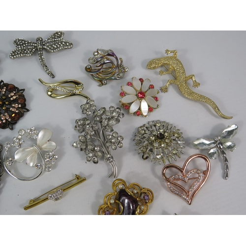 296 - Large selection of various vintage brooches.