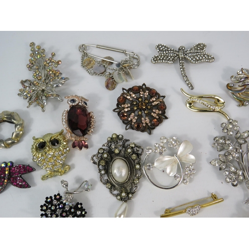 296 - Large selection of various vintage brooches.