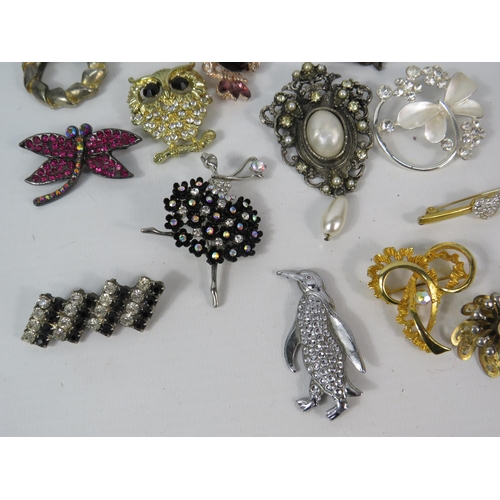 296 - Large selection of various vintage brooches.