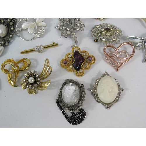 296 - Large selection of various vintage brooches.