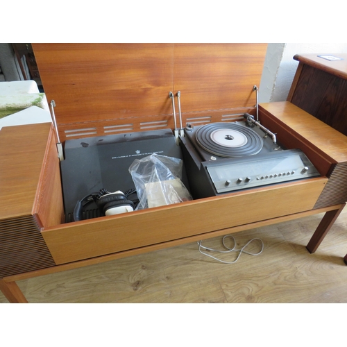 1001 - Vintage Mid 20th Century Bang & Olufson Beomaster 900 Music Centre. H:23 x W:51 x D:20 Inches.