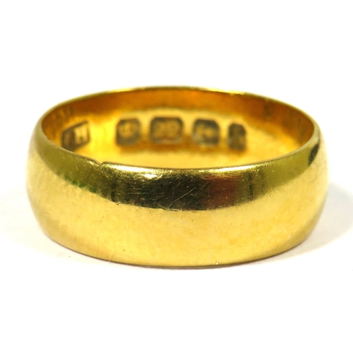 372 - 22ct Yellow Gold Band. Finger size H   4.2g