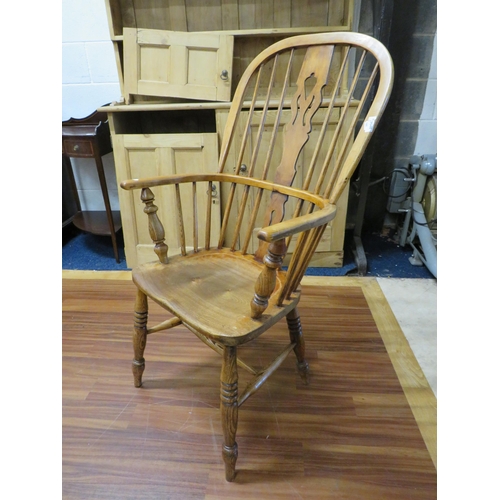 1085 - Vintage Windsor chair in good order. See photos.