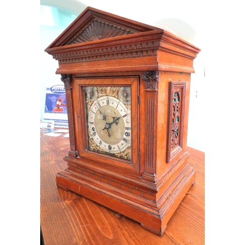 551 - Early 20th Century Oak Cased chiming Mantle Clock in Running order. Kirk & Co, Whitefriar Gate, Hull... 