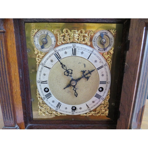 551 - Early 20th Century Oak Cased chiming Mantle Clock in Running order. Kirk & Co, Whitefriar Gate, Hull... 