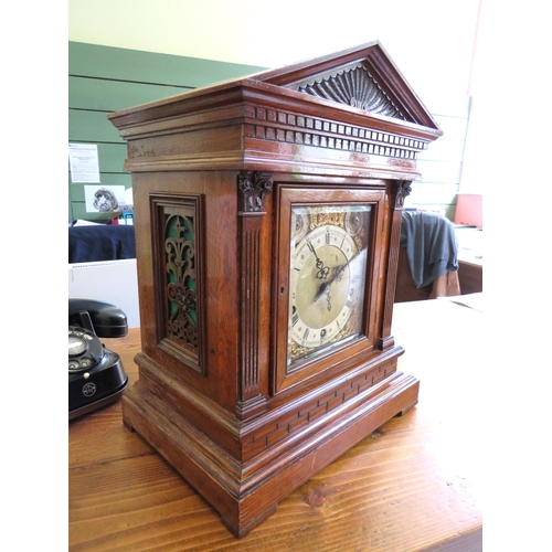 551 - Early 20th Century Oak Cased chiming Mantle Clock in Running order. Kirk & Co, Whitefriar Gate, Hull... 