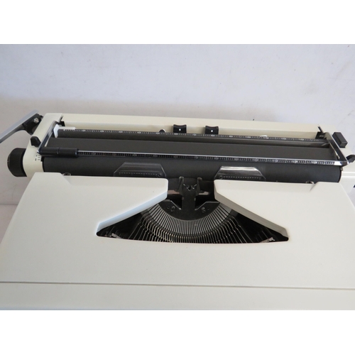 1146 - Hermes 305 Typewriter in good order with case. See photos.