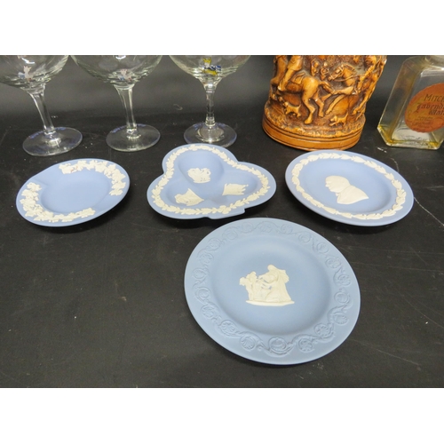 661 - Mixed lot to include Babycham glasses, Wedgwood Jasperware. Etc.