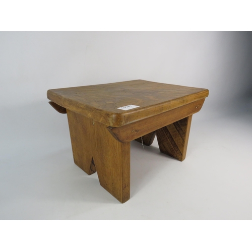 688 - Small head jointed oak stool, 9