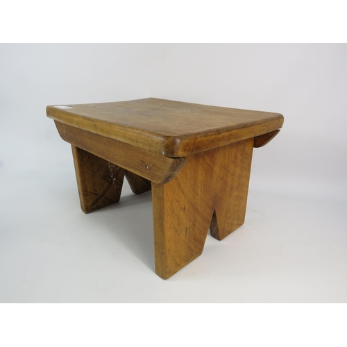 688 - Small head jointed oak stool, 9