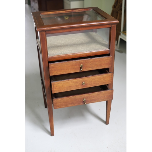 937 - Three Drawer bijouterie with Glazed top. Measures H:35 x W:21 x D:18 inches