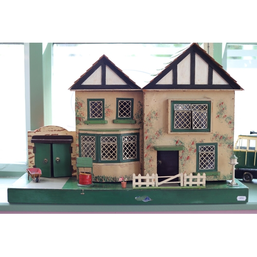 950 - 1930's style Detached Dolls house with Furniture in excellent condition. H:18 x W:26 x D:12 inches. ... 