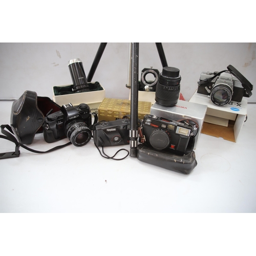 881 - Vintage Cameras to include Minolta, plus other photo items see photos.