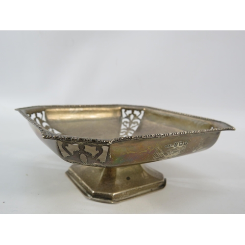 784 - Birmingham 1946 Ernest Haywood sterling silver pedestal dish, 144 grams.