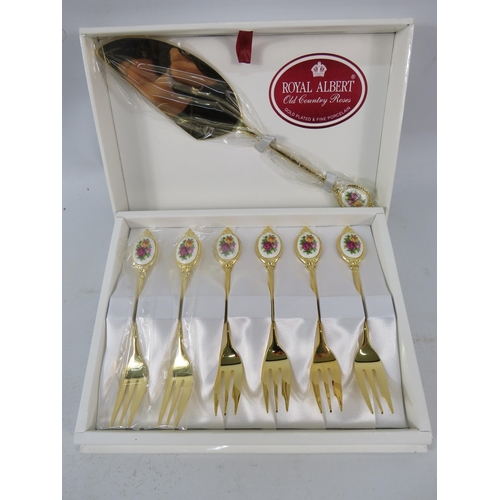 816 - Royal Albert old country roses gold plated cake forks and slice, boxed.