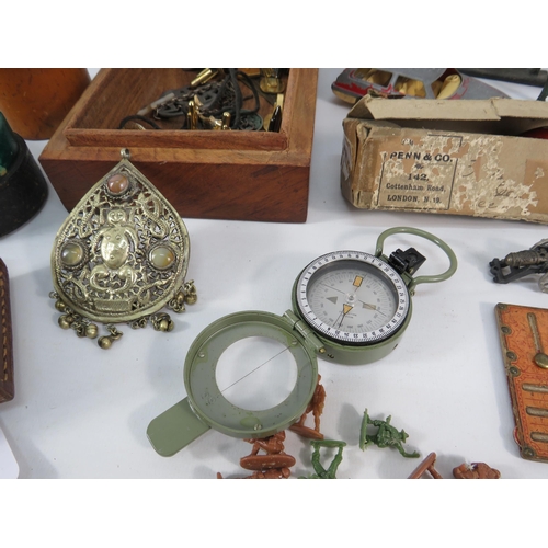 823 - Mixed collectables lot to include 2 Bronze alloy figures, Compass, cufflinks, diecast cars etc.