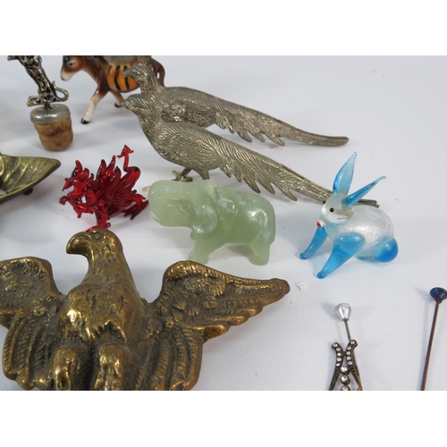 825 - Mixed collectables lot including brass belt buckle, white metal figurines, art glass animals etc.