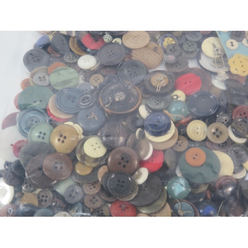 846 - Large selection of various vintage buttons.