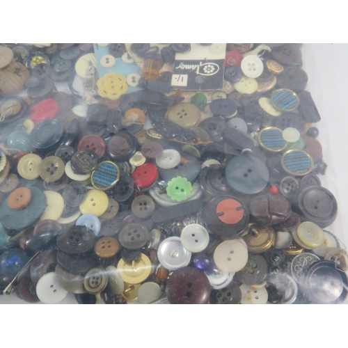 846 - Large selection of various vintage buttons.