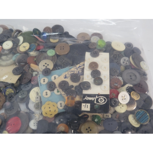 846 - Large selection of various vintage buttons.