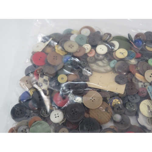 846 - Large selection of various vintage buttons.