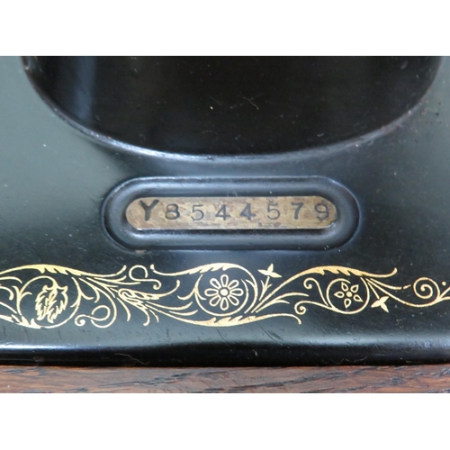 876 - Singer treadle sewing machine.