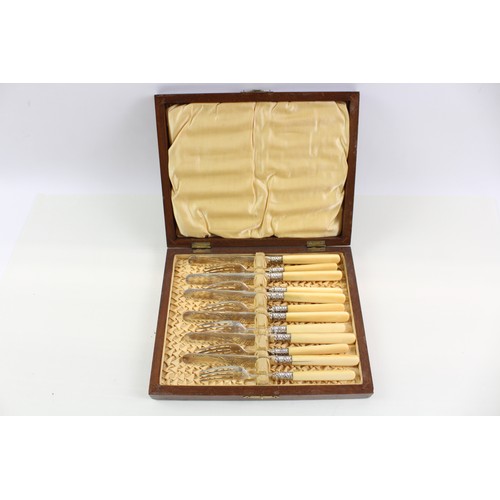 224 - Roberts & Belk Cutlery Sets Six Pairs Silver Plate w/ Wooden Canteen       475538