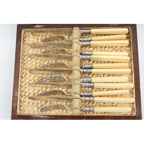 224 - Roberts & Belk Cutlery Sets Six Pairs Silver Plate w/ Wooden Canteen       475538