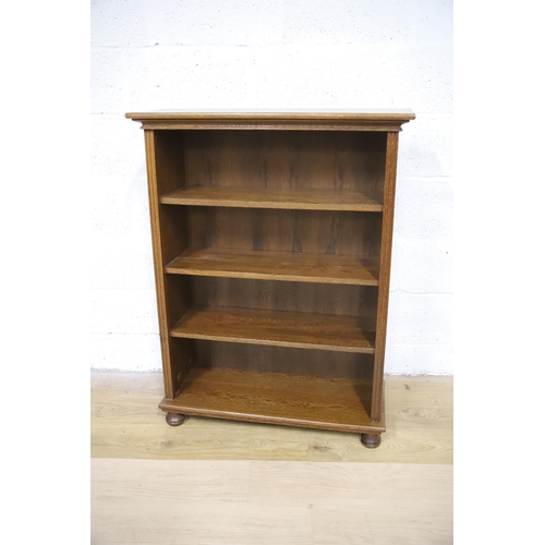 1226 - Free standing Three shelf Oak Bookcase in very good condition. Measures approx H:43 x W:33 x D:13 in... 