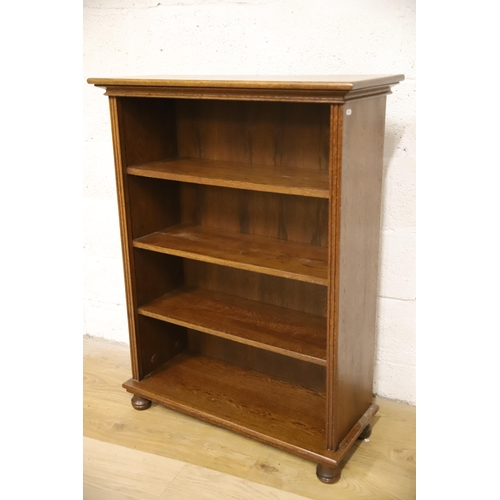 1226 - Free standing Three shelf Oak Bookcase in very good condition. Measures approx H:43 x W:33 x D:13 in... 