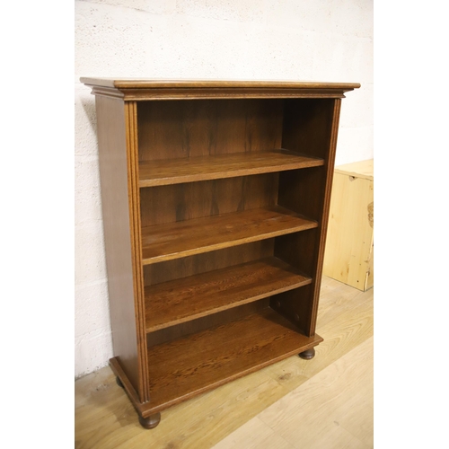 1226 - Free standing Three shelf Oak Bookcase in very good condition. Measures approx H:43 x W:33 x D:13 in... 