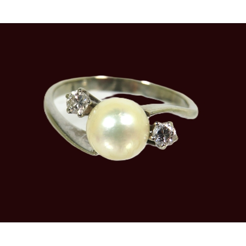 172 - 18ct White Gold Ring set with a Single 8mm Pearl flanked by twin Diamonds .  Finger size 'P' 3.0g