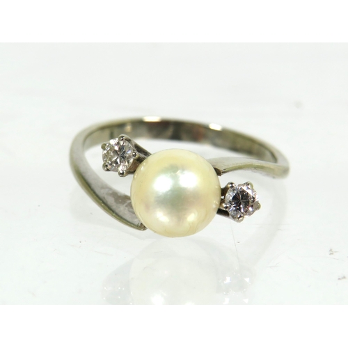 172 - 18ct White Gold Ring set with a Single 8mm Pearl flanked by twin Diamonds .  Finger size 'P' 3.0g