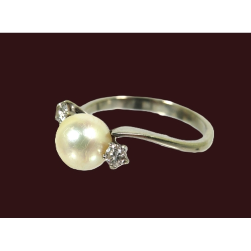 172 - 18ct White Gold Ring set with a Single 8mm Pearl flanked by twin Diamonds .  Finger size 'P' 3.0g