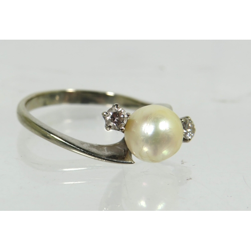 172 - 18ct White Gold Ring set with a Single 8mm Pearl flanked by twin Diamonds .  Finger size 'P' 3.0g